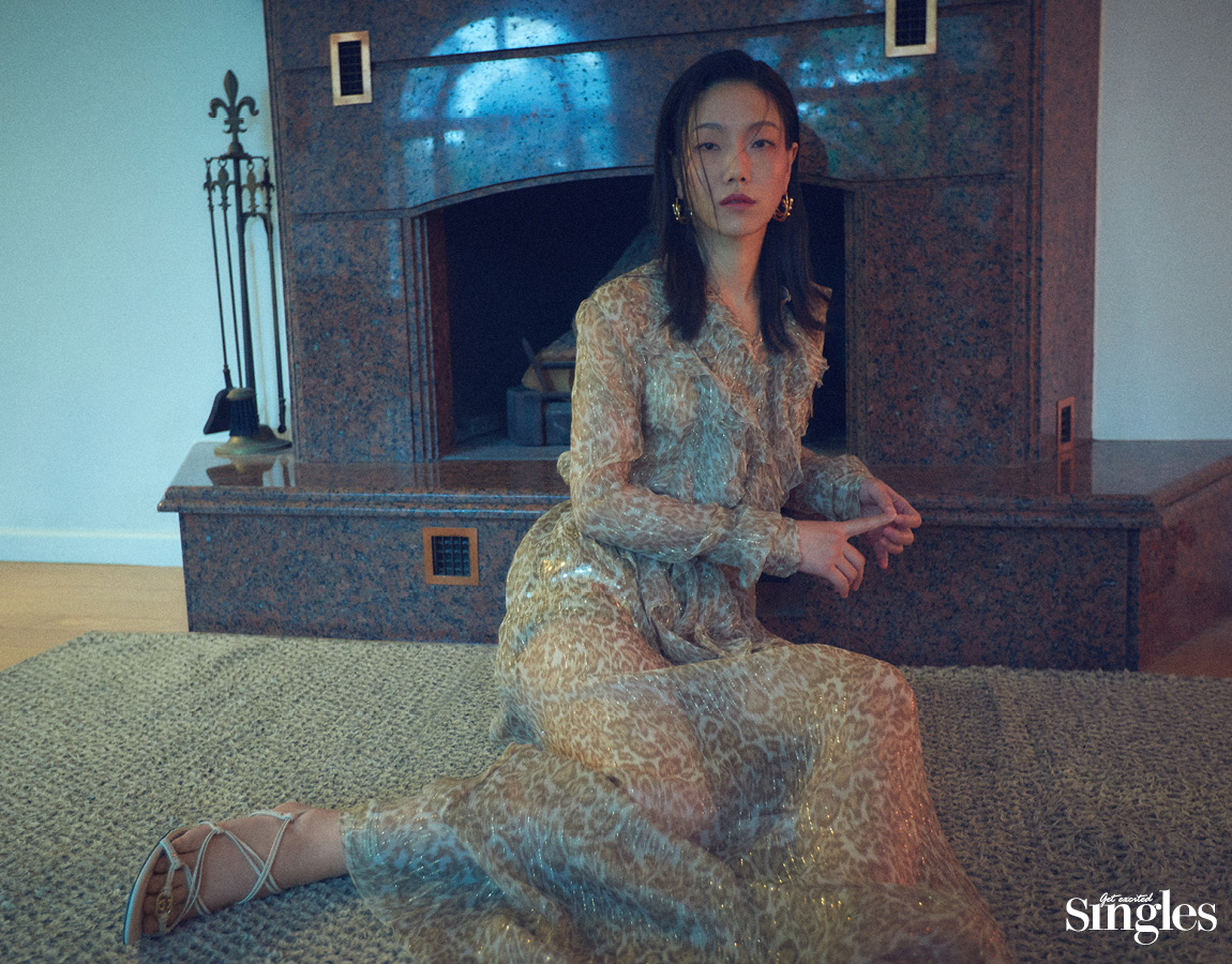 김신록와 에르마노 설비노 구찌가 등장하는 싱글즈의 화